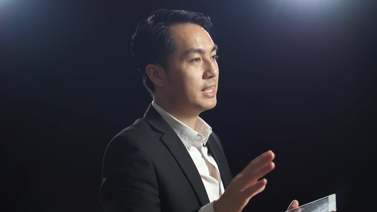 태블릿을 들고 있는 사업가