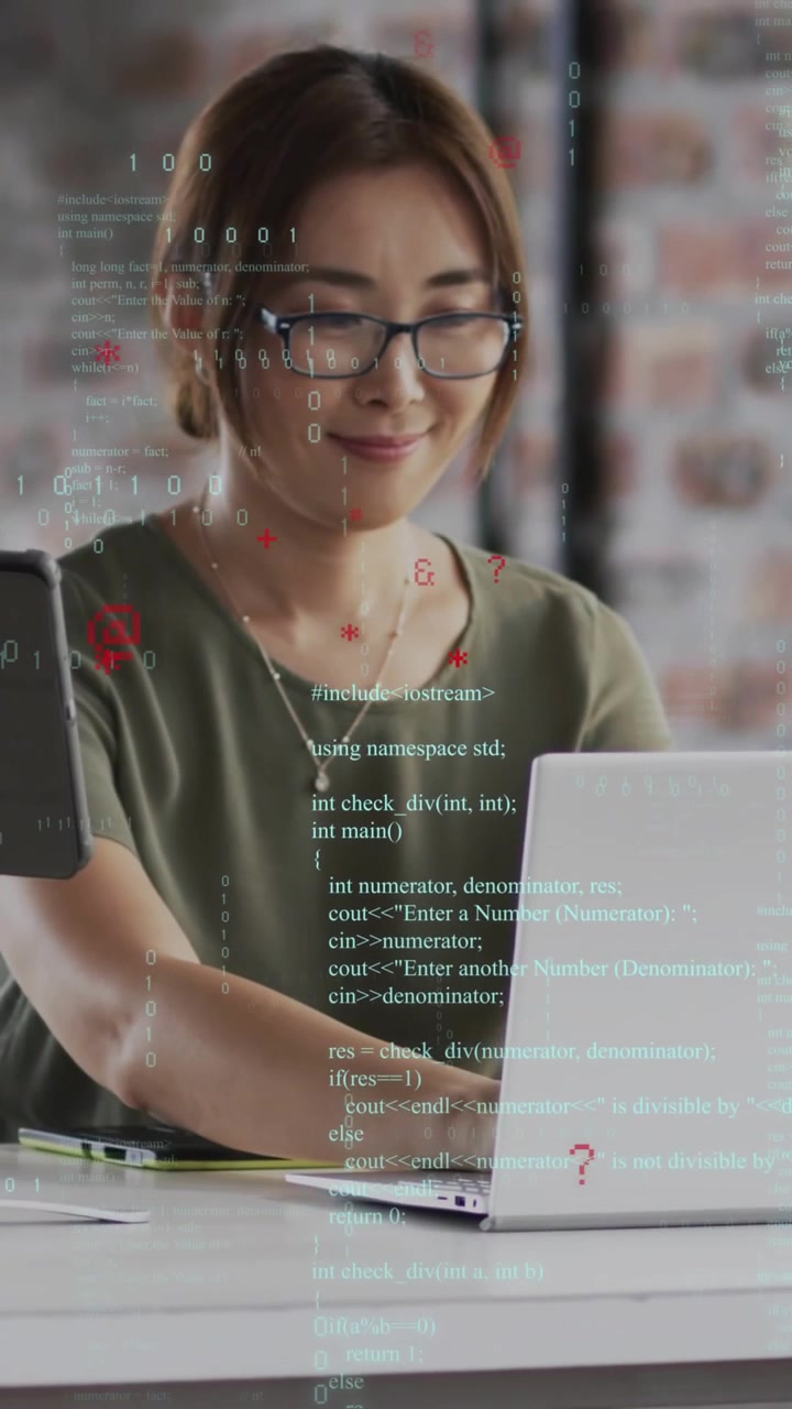 Animación de procesamiento de datos sobre una mujer de negocios asiática en la oficina