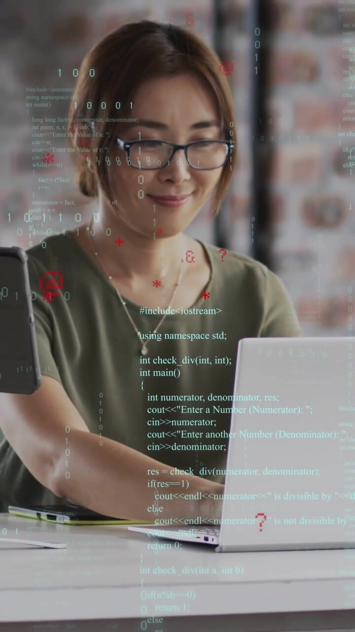 Animation der Datenverarbeitung über einer asiatischen Geschäftsfrau im Büro.