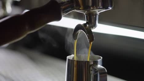 máquina de espresso para verter café