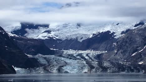paisaje de la bahía del glaciar de alaska con el glaciar johns hopkins