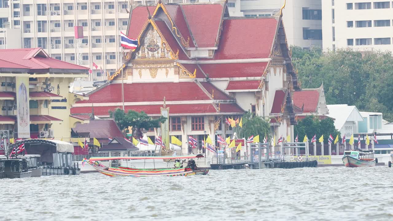 los barcos navegan por el río chao phraya cerca del templo.