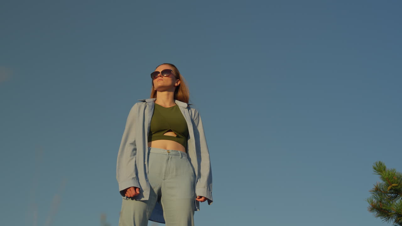 mujer joven de pie, moda, gafas de sol