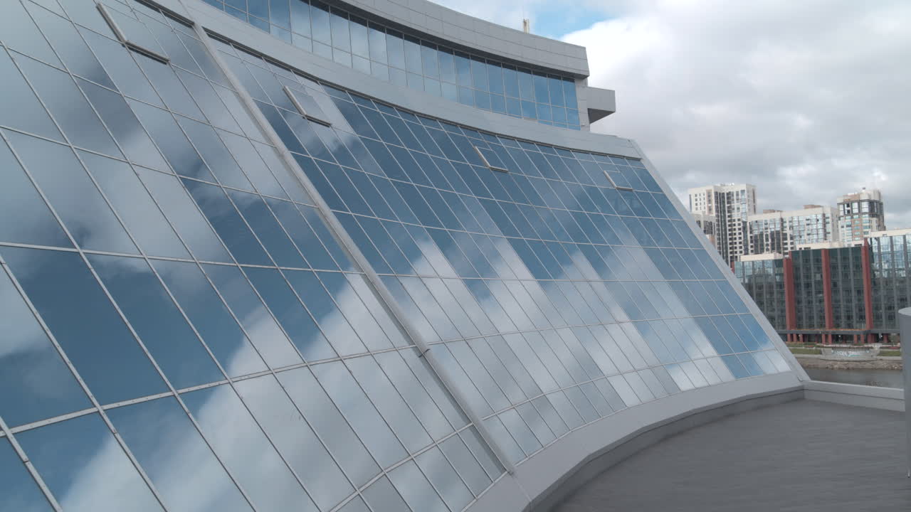 edificio de oficinas moderno con fachada de vidrio