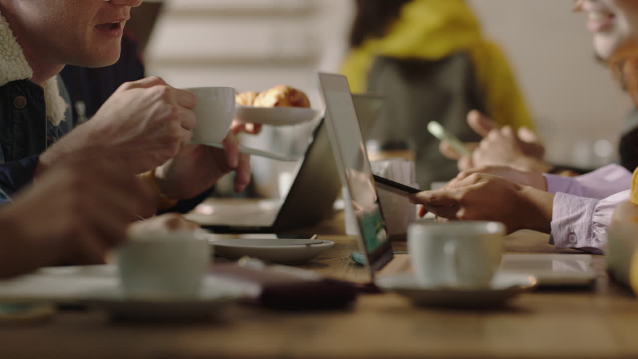 가까운 손으로 젊은 친구 그룹이 카페에서 커피를 마시고 대화를 즐기고 사회화하고 공유하고 연결 행복한 학생들이 함께 채팅하고 어울립니다.