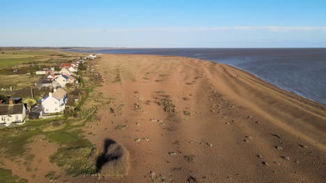 Hilera-De-Casas-Remotas-Imagen-Aérea-Shingle-Street-Suffolk-Brillante-Día-Soleado