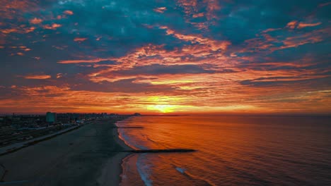 Un-Lapso-De-Tiempo-Aéreo-Sobre-Rockaway-Beach,-Nueva-York-Durante-Un-Hermoso-Y-Nublado-Amanecer