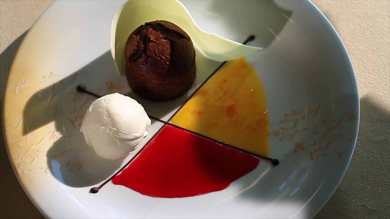 아이스크림과 과일 소스와 함께 맛있는 초콜릿 디저트