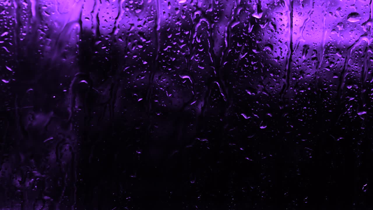 fondo de enfoque suave de gotas de lluvia en el vidrio en color violeta o sombra. copia el fondo del espacio con gotas de agua, hermosa lluvia fuera de la ventana.
