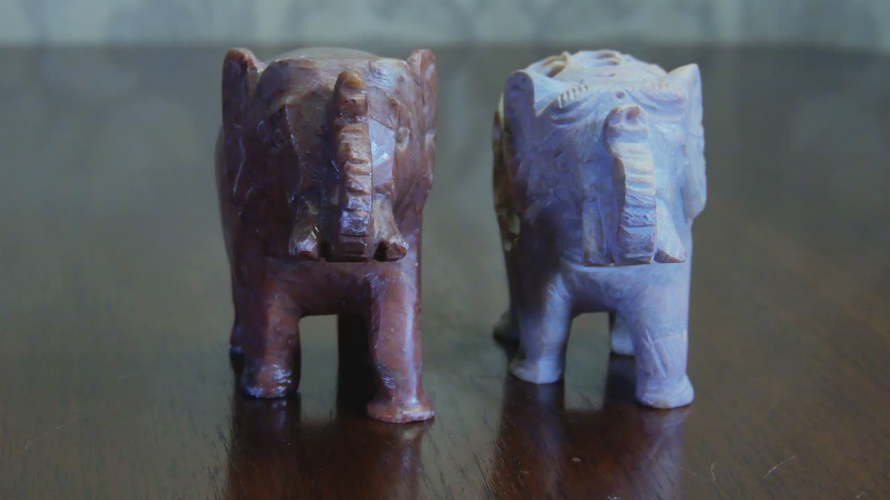 primer plano de dos elefantes de recuerdo en la mesa-1