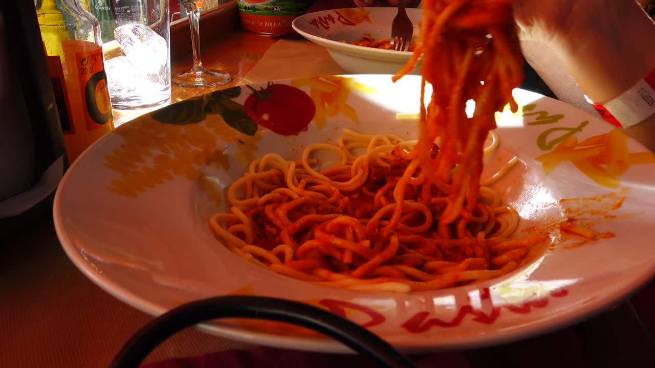 Piatti della cucina spagnola. TOLEDO, SPAGNA. Piatti della cucina spagnola in un caffè nel centro storico di Toledo