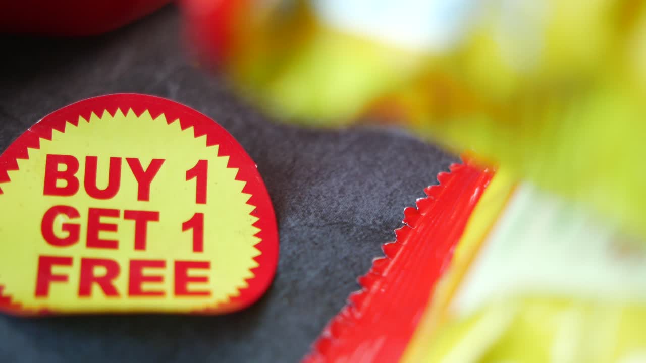 compra una y obtendrás una pegatina gratis en los bocadillos.