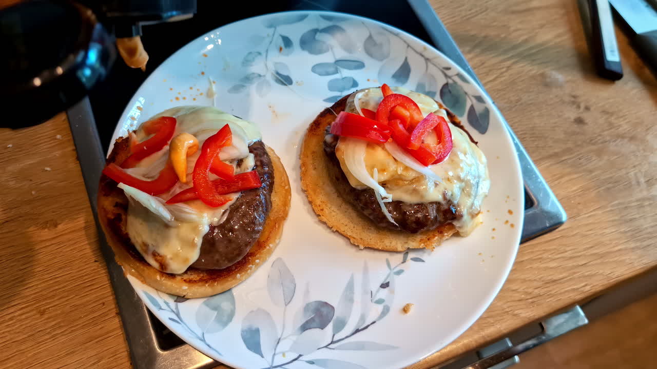 미국 스타일의 햄버거에 워스터 소스를 첨가하여 고기 패티 위에 긴 달을 넣습니다.