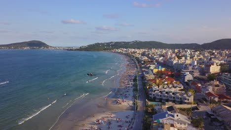 Toma-Aérea-De-Establecimiento-De-La-Playa-De-Bombas,-Un-Popular-Destino-Turístico-En-Brasil.