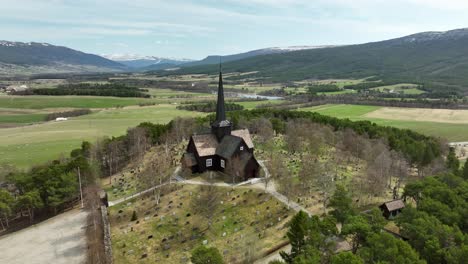 Órbita-Aérea-Alrededor-De-La-Hermosa-Iglesia-Lesja-Hecha-De-Listones-De-Madera---Innlandet-Noruega