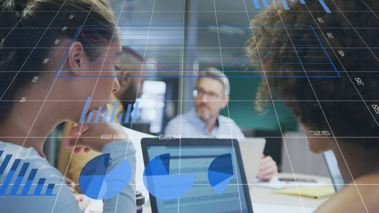 animación del procesamiento de datos financieros sobre diversas personas de negocios que se reúnen en la oficina