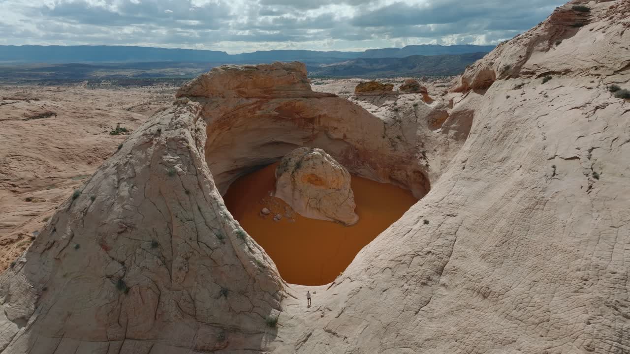 Ampia ripresa aerea della ciotola di arenaria Cosmic Ashtray in un remoto paesaggio desertico dello Utah, drone