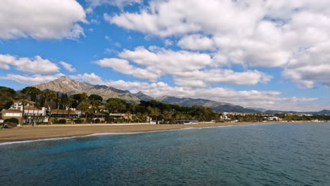 Plano-General-De-4k-De-La-Famosa-Montaña-De-La-Concha-Y-La-Hermosa-Playa-De-Marbella,-España