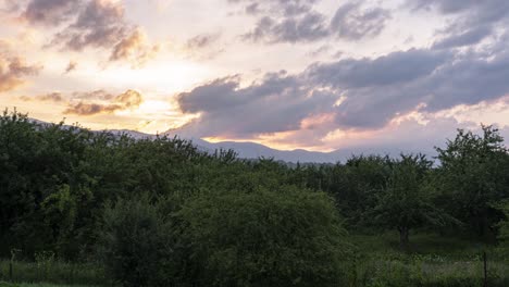 Lapso-De-Tiempo-De-Nubes-En-Movimiento-Sobre-Las-Montañas-Verdes-Con-Colores-Cambiantes-Del-Cielo