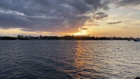 Hermosa-Puesta-De-Sol-Naranja,-Ciudad-Del-Río-Brisbane