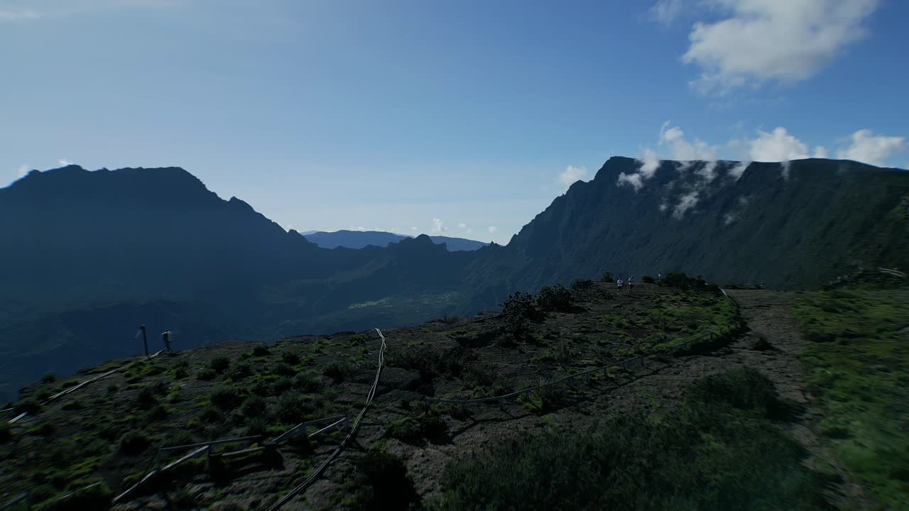 Veloce volo mattutino con drone sopra il bordo del cratere Cirque de Mafate dal Maïdo, sull'isola francese della Riunione