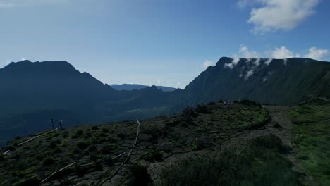 Schneller-Drohnenflug-Am-Frühen-Morgen-über-Den-Rand-Des-Kraters-Cirque-De-Mafate-Vom-Maiido-Auf-Der-Französischen-Insel-La-Réunion