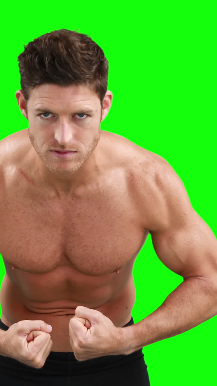 hombre musculoso flexionando sus músculos