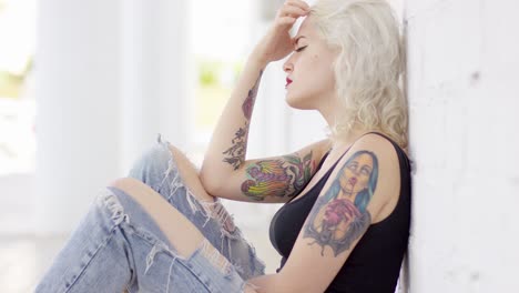 sexy joven sensual con un tatuaje de vampiro