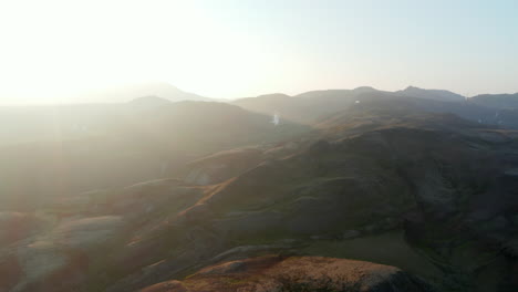 Hintergrundbeleuchtung-Erstaunliche-Luftaufnahme-Der-Isländischen-Landschaft-Mit-Dampfenden-Fumarolen.-Atemberaubende-Drohnensicht-Auf-Das-Von-Hinten-Beleuchtete-Hochland.-Schönheit-In-Der-Natur