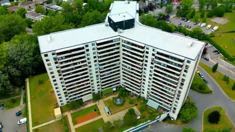 edificio de condominio blanco día de verano rodeado de casas de lujo bosques verdes día tranquilo sobrevuelo de drones con vistas a la tranquilidad nadie fuera yuld1-3