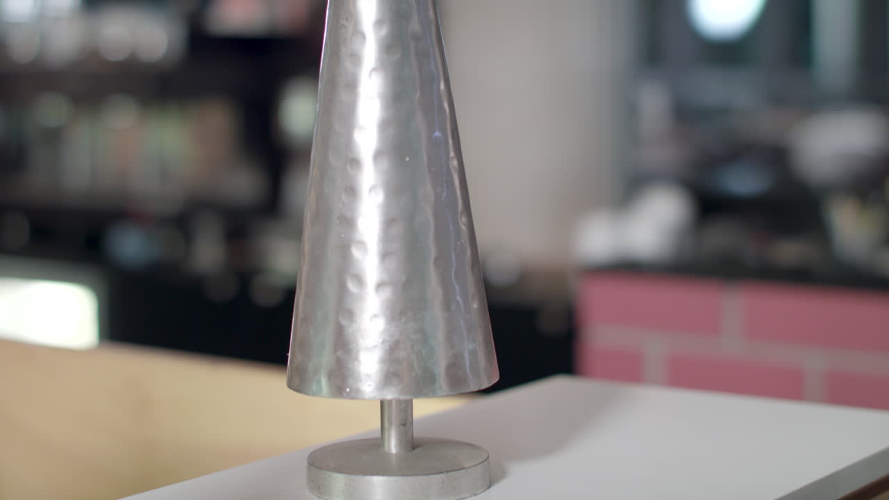 gente decorando una mesa con pequeños adornos brillantes para árboles de navidad para las fiestas