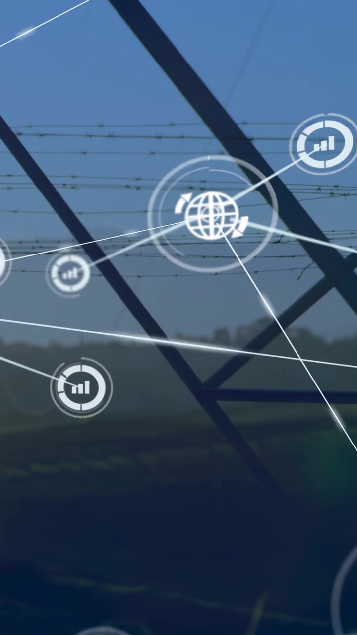 Video verticale: Traliccio elettrico che riceve dati da sensori e mostra una griglia di mappatura con sovrapposizione di rete animata.