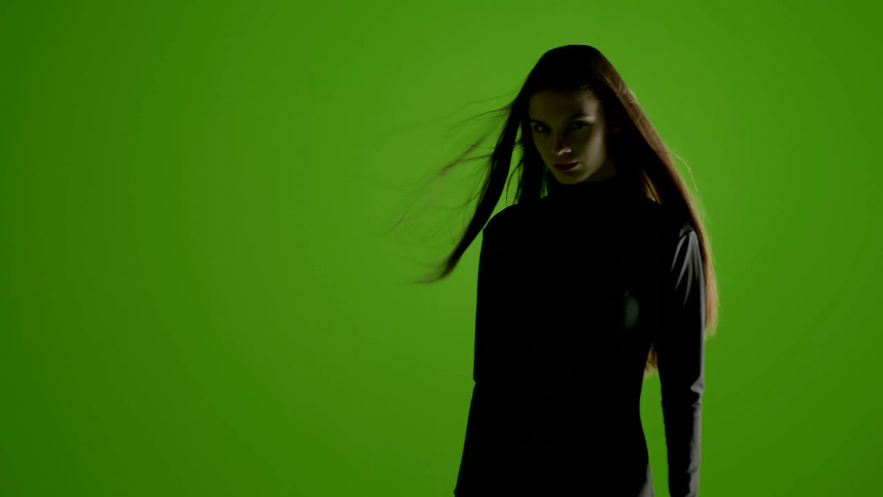 joven modelo de moda con estilo disparar en un estudio profesional sobre una pantalla verde - disparar con blacmagic urssa mini en prores