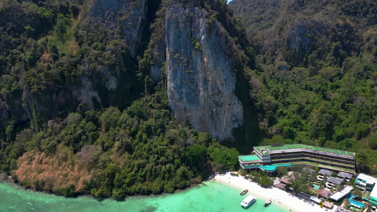 Turquoise Resorts è circondato da montagne con giungla, mostrando la bellezza della natura.