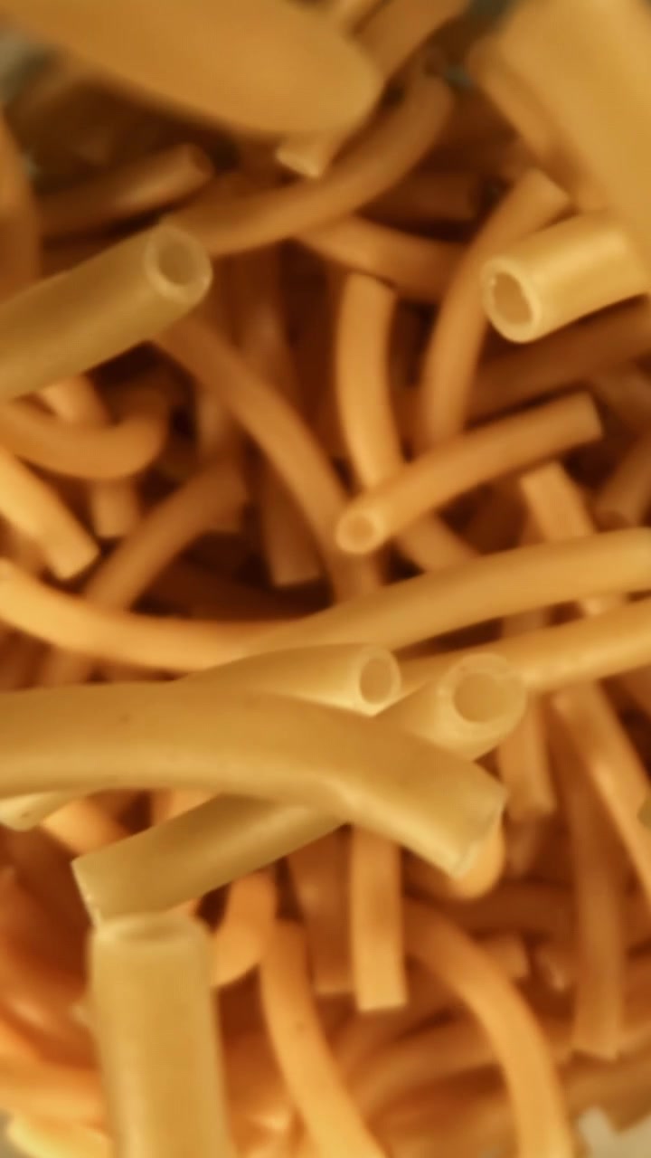 Maccheroni secchi che cadono al rallentatore
