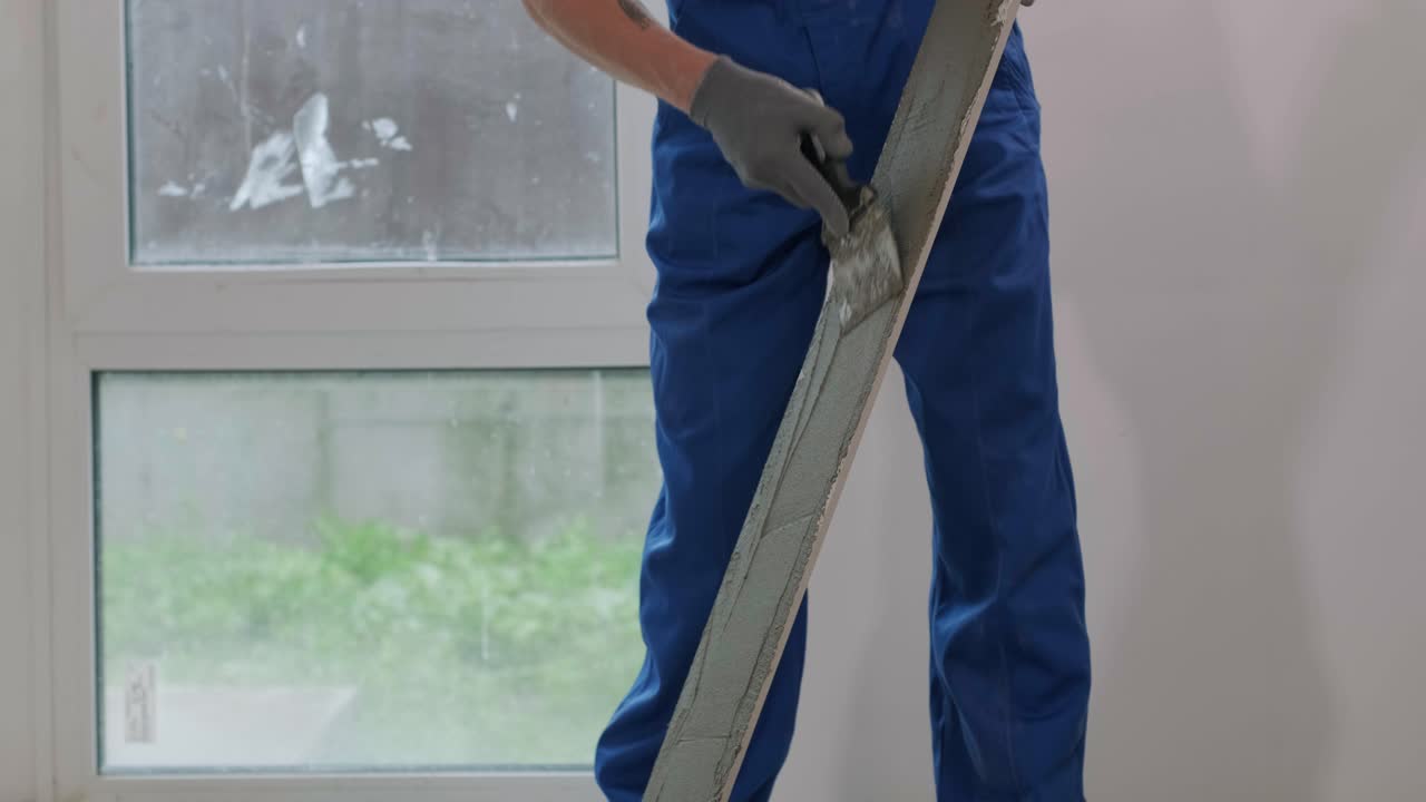construcción, renovación, reparación de apartamentos. instalación de azulejos de cerámica para el suelo - medición y corte de las piezas. cortes de azulejas. corte de azulajes