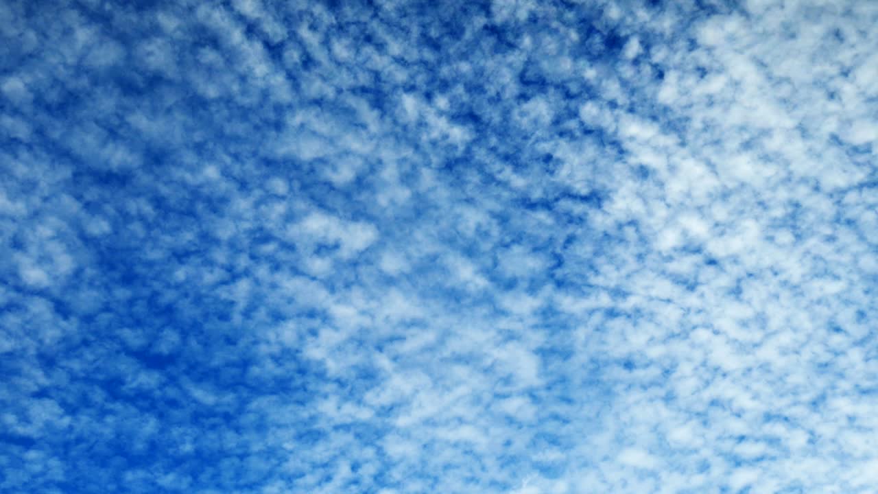 푸른 하늘 위에 흰 솜털 구름의 시간 경과 클립