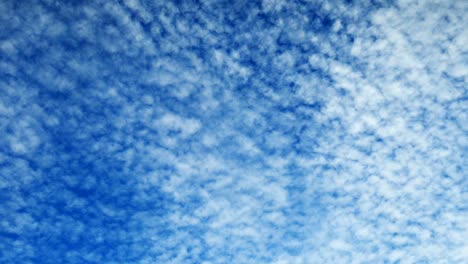 clip de lapso de tiempo de nubes esponjosas blancas sobre cielo azul