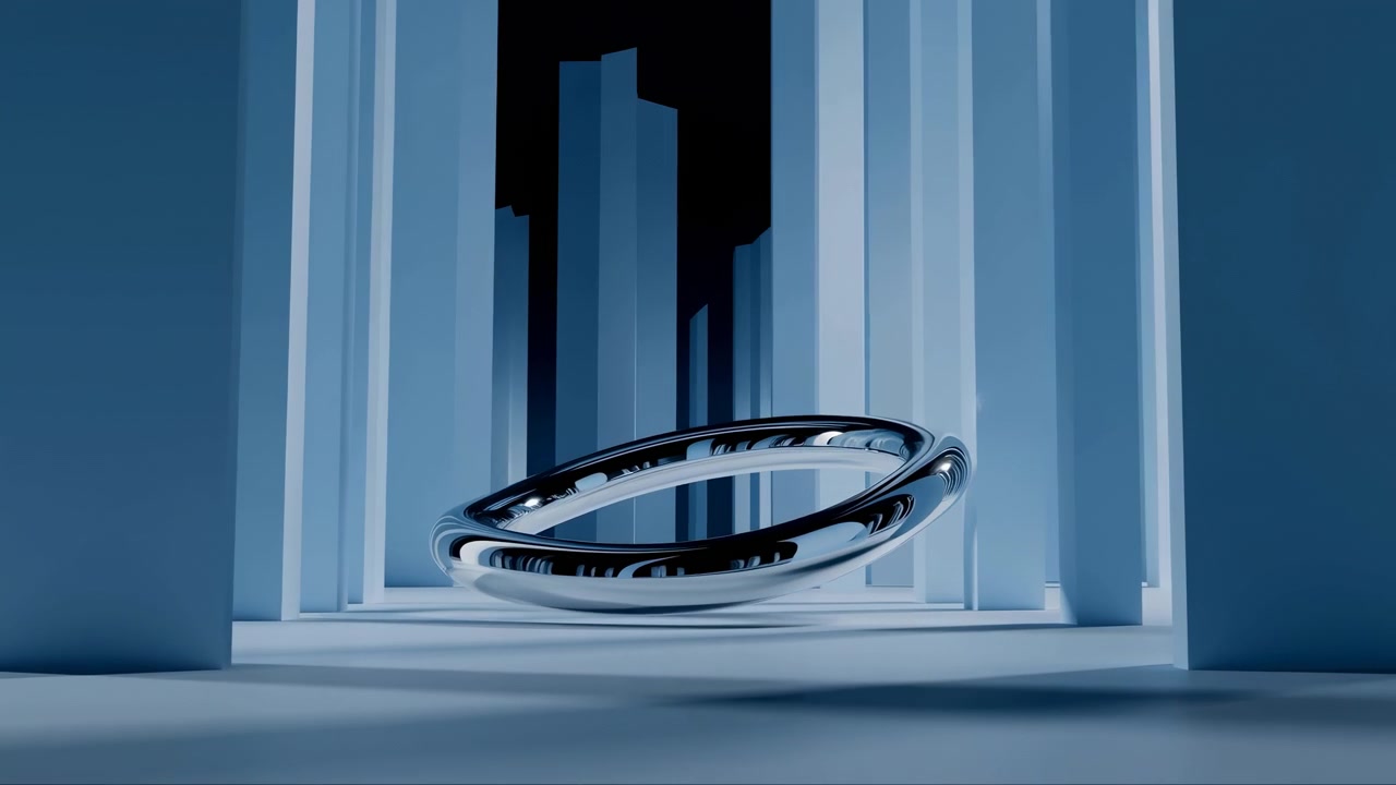 Una scultura a toroide in cromo lucido fluttua e ruota lentamente all'interno di un corridoio minimalista con pilastri, circondata da alte colonne rettangolari, un'illuminazione blu fredda, ombre morbide e una forte simmetria.