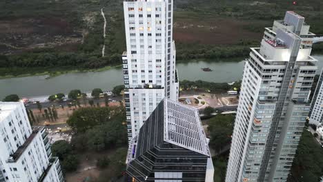 Luftdrohnen-Fliegen-An-Bewölkten-Tagen-über-Wolkenkratzerdächern-Und-Dem-ökologischen-Reservat-Von-Puerto-Madero,-Buenos-Aires,-Argentinien