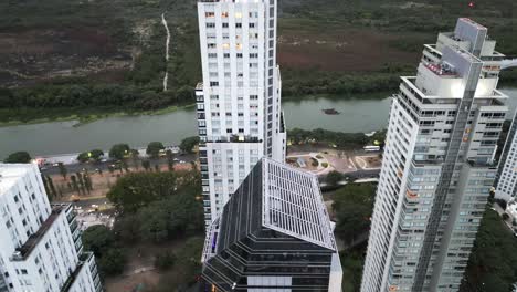 drones aéreos vuelan sobre los techos de los rascacielos y la reserva ecológica de puerto madero buenos aires argentina en un día nublado