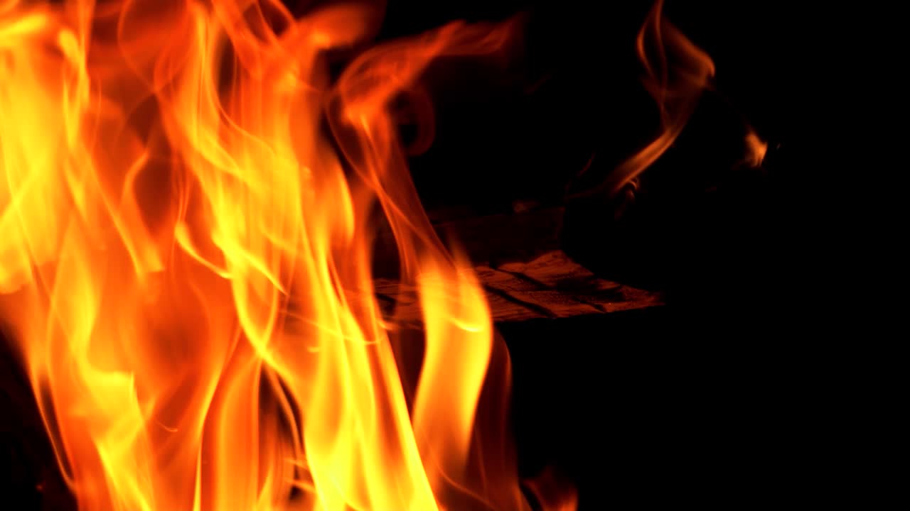 Legna che brucia. Fuoco che brucia in un camino domestico. Movimento lento