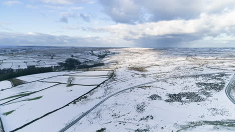 North-York-Moors-Schneeszene-Drohnenflug,-Castleton,-Westerdale,-Rosedale,-Flug-über-Castleton,-Schwenk-Nach-Oben,-Winterkälte-Und-Stimmungsvolle-Wolken,-Phantom-4,-Clip-11