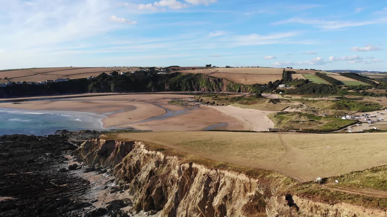 descenso de la revelación de acantilados y hermosas tierras de cultivo en una aldea en el sur de devon, inglaterra