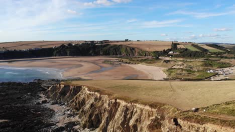 Revelación-Descendente-Del-Acantilado-Y-Hermosas-Tierras-De-Cultivo-En-El-Pueblo-En-El-Sur-De-Devon,-Inglaterra