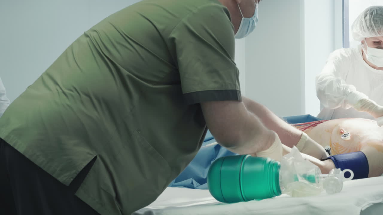 집중 치료 부대 간호사들은 환자들을 돌보고 있습니다. 숙련된 팀은 수술 후 건강을 모니터링하여 안정성과 회복을 보장합니다.