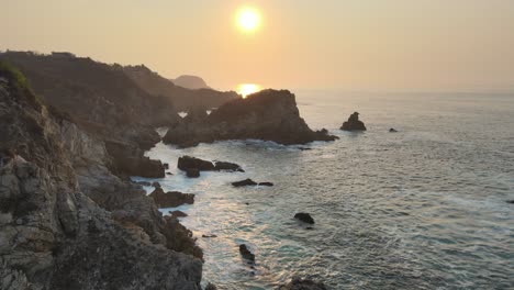 Ziehen-Sie-Bei-Sonnenaufgang-An-Der-Küste-Von-Oaxaca-Vorne-über-Die-Felsige-Küste