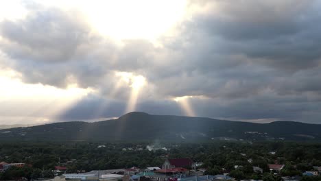los rayos de sol atraviesan las nubes rodando sobre kingston, jamaica