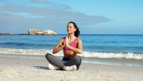 Fitte-Frau-Meditiert-Am-Strand