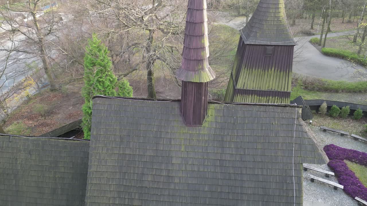 중세 시대의 오래된 역사적인 교회, 전체 나무로 만들어진 항공 사진 - 드론 4k